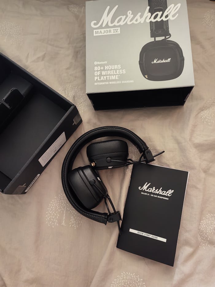 Marshall Major IV Bluetooth headphones with box and user manual on display.